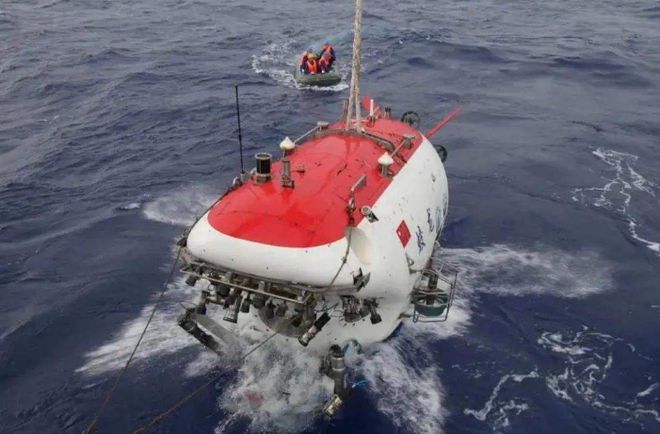 载人深海潜水器